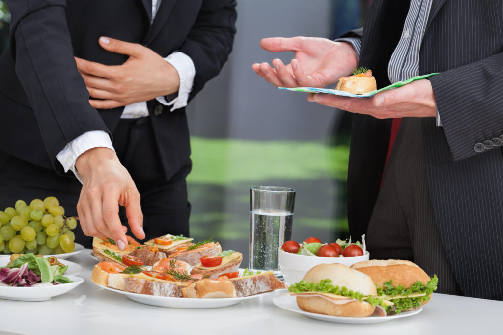 Businessmänner am Buffet - Essfit