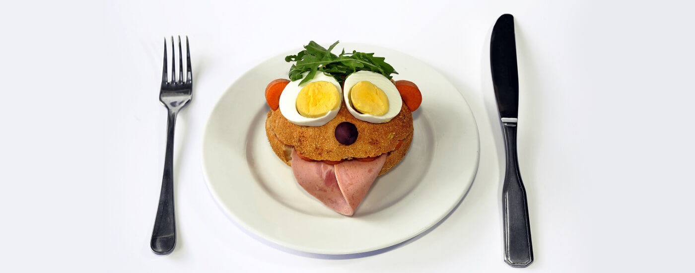 leckeres Brötchen-Gesicht mit Wurst-Zunge und Ei-Augen