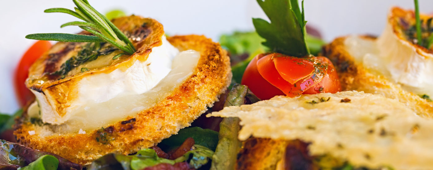 blutzuckerfreundlicher Salat mit gegrilltem Ziegenkäse